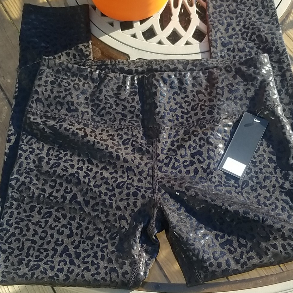 Black GLOSSY LEOPARD Capri YOGA Leggings L 8-10